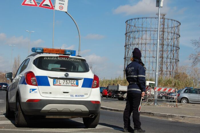 Ostiense, arrestato pusher che cerca di disfarsi della droga dalla macchina