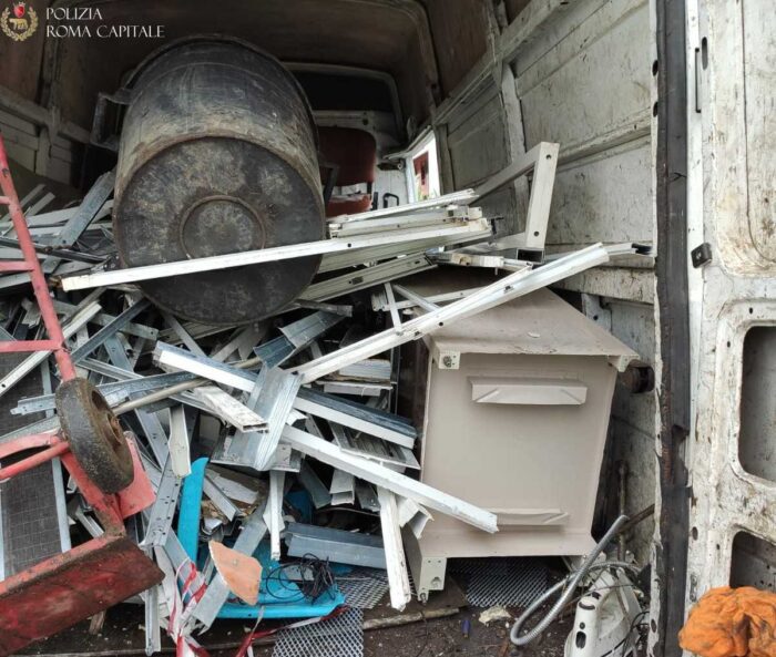 Pisana, trasportava carico di rifiuti speciali su un camioncino: quintali di ferro e scarti di lavorazione derivanti da un cantiere