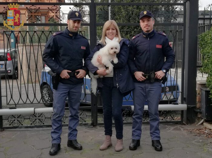 Monteverde, cane ferito e impaurito vaga nel traffico: viabilità fermata dalla polizia e Charlie messo in salvo. Riconsegnato alla proprietaria e forte abbraccio tra i due