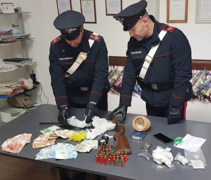 Valmontone, pusher 43enne pizzicato a spacciare in casa: aveva anche un fucile frutto di un furto avvenuto a Velletri