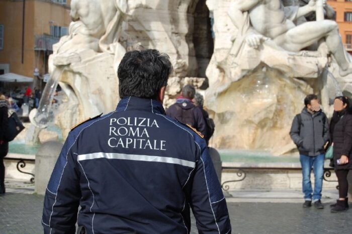 Piazza Navona Polizia Locale ladro monetine