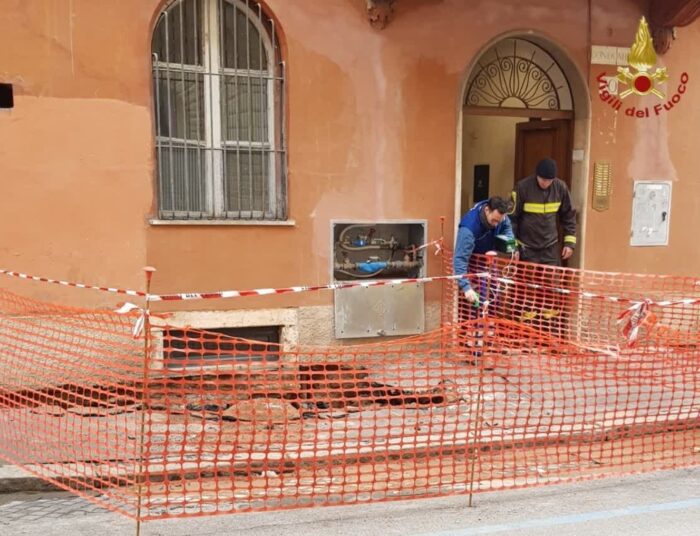 Colosseo, voragine apertasi in strada stamattina: 24 appartamenti evacuati per il cedimento del manto stradale in via Marco Aurelio