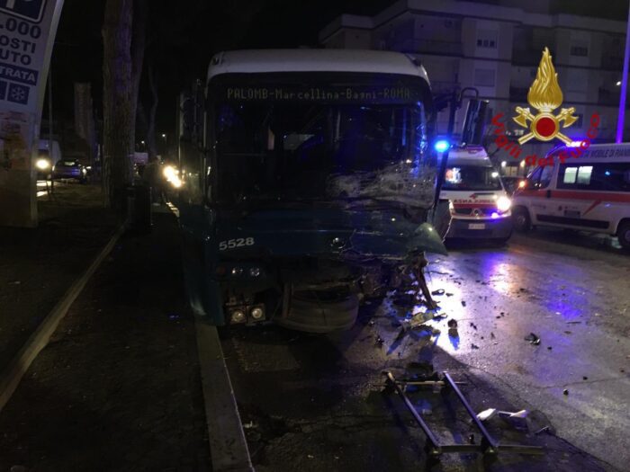 Tivoli incidente bus auto Tiburtina morti ragazzi