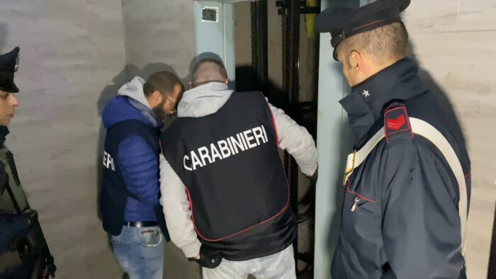 Tor Bella Monaca, ennesimo blitz anti droga: arrestati 5 pusher e rinvenuto nascondiglio per la droga nel vano di un ascensore in condominio di via dell'Archeologia