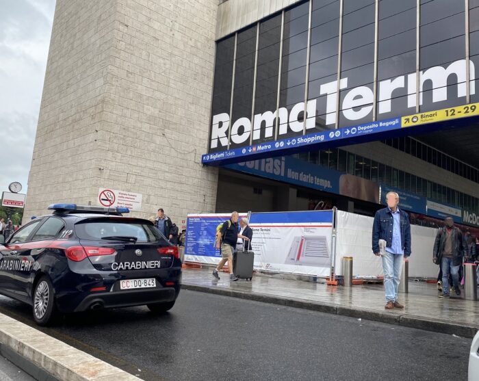 Termini, "shopping" con borsa schermata: bloccato un 45enne