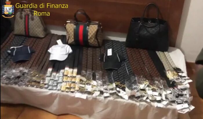 Pigneto, scoperta boutique del falso: oltre 1500 articoli contraffatti con griffe di case d'alta moda