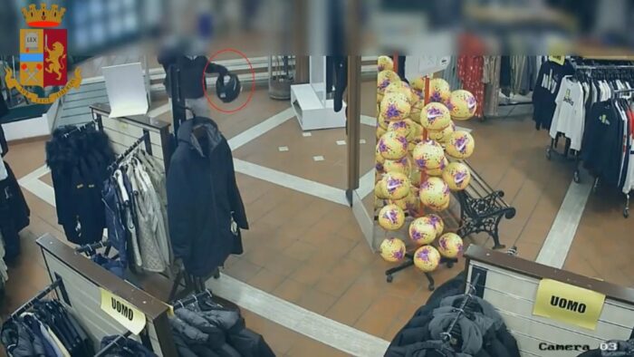 Collatina, in tre rapinano quasi 50mila euro: l'incasso di una profumeria. Incastrati dalle videocamere