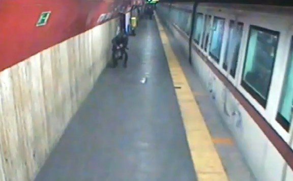 Vittorio Emanuele, le telecamere lo riprendono mentre maneggia armi all'uscita del vagone metro (VIDEO)