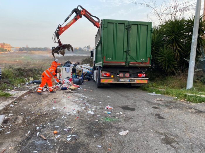 Pomezia, smaltiti 30 quintali di rifiuti e 4 veicoli rimossi in via Fellini