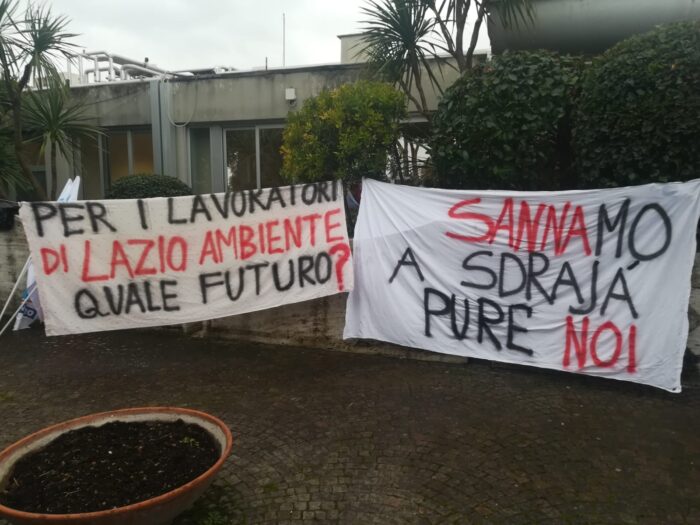 Roma, manifestazione sotto la Pisana dei lavoratori di Lazio Ambiente