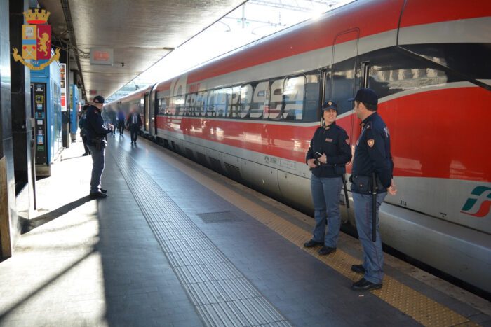 Roma. Sul treno senza documenti e Green Pass, si rifiuta di scendere e aggredisce gli agenti: arrestato