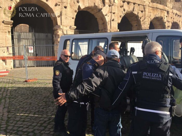 Colosseo sequestro articoli abusivismo Daspo Urbani