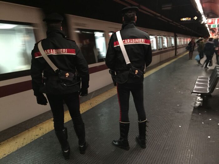 roma metro cavour spaccio droga pusher arrestato