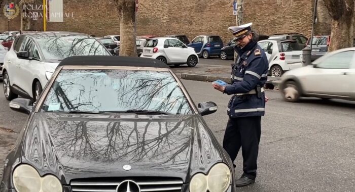 Roma, giro illegale pass per disabili: più di 10 permessi ritirati nelle ultime ore e denunciato un uomo per contrassegno rubato