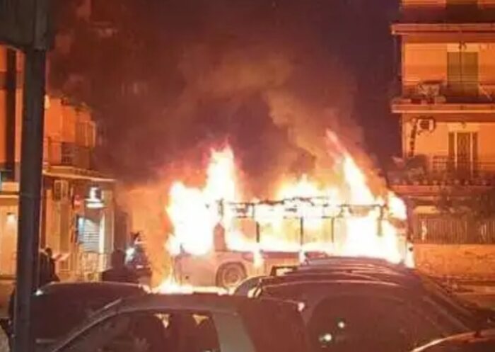 Roma, bus Linea 710 in fiamme in largo Gaetano la loggia: l'ennesimo episodio nella Capitale