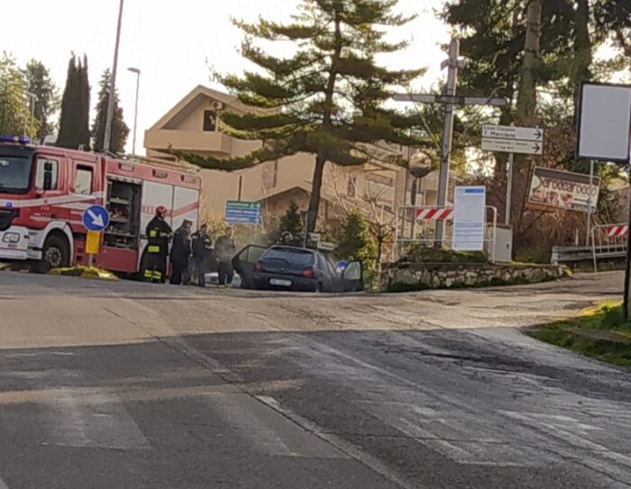 Segni, auto in fiamme a viale Ungheria stamattina: vigili del fuoco e polizia locale sul posto