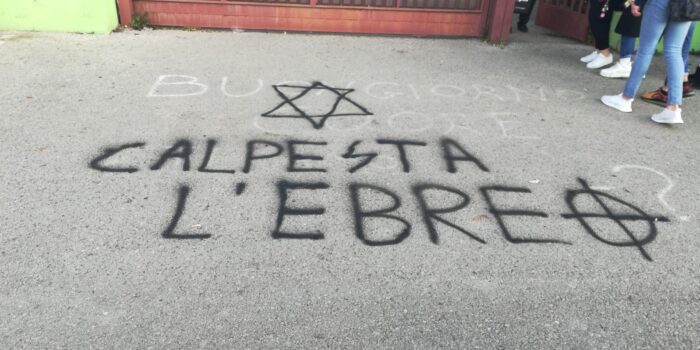 Pomezia, scritta antisemita di fronte al liceo Pascal: operatori del Comune a lavoro per rimuoverla. Istituto Largo Brodolini