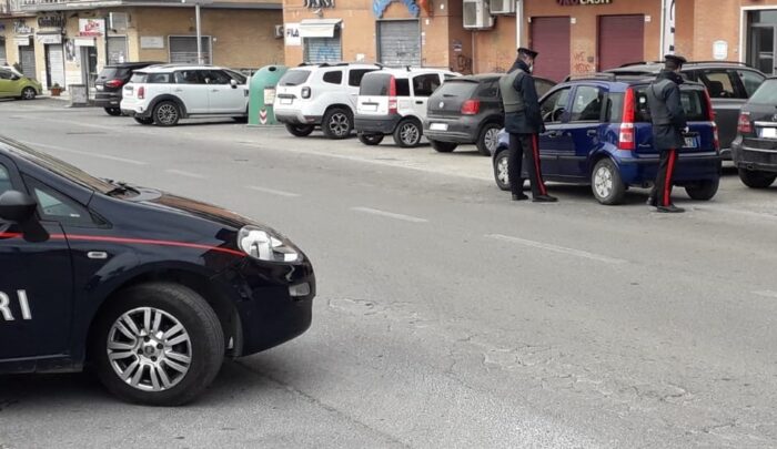 roma borghesiana scappa alt carabinieri fugge inseguimento auto rubata