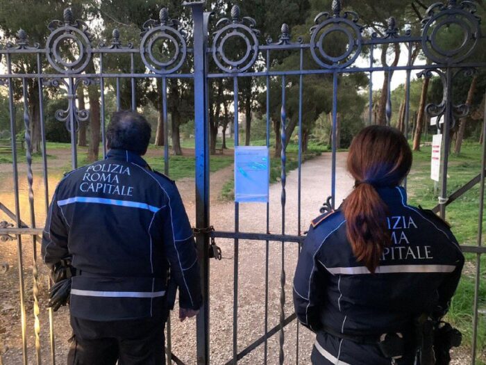 colle oppio uomo sorpreso accedere parco controlli