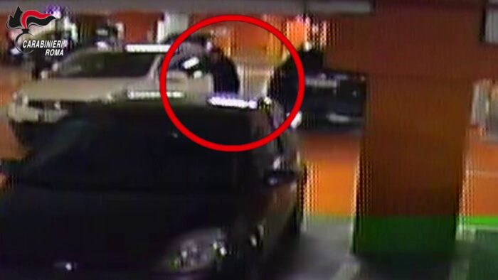 Eur, rubarono un'auto all'interno di un centro commerciale e tentarono di investire il personale di vigilanza: identificati i due rapinatori