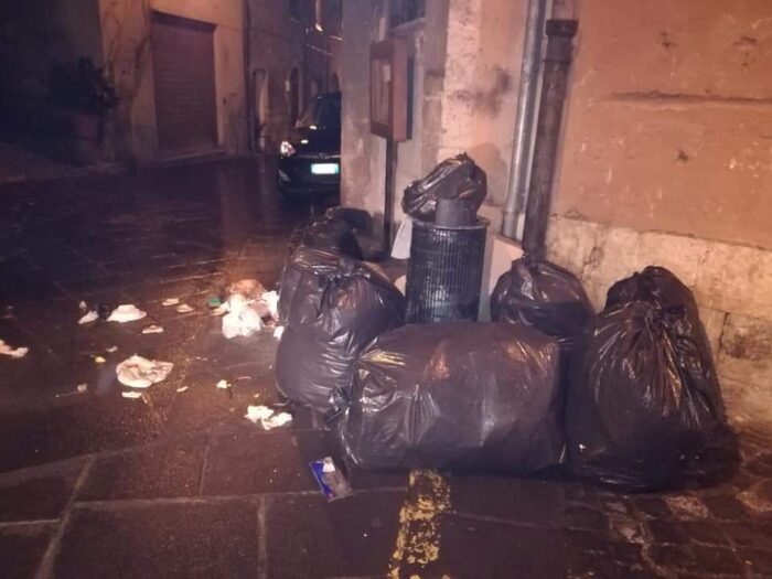 Anagni mascherine guanti gettati terra sindaco