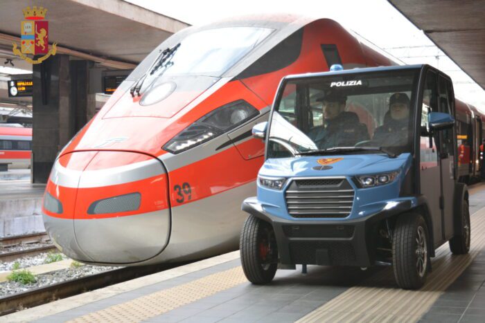 Senza biglietto su un treno verso Termini inveisce contro il capotreno lanciandogli una sigaretta addosso