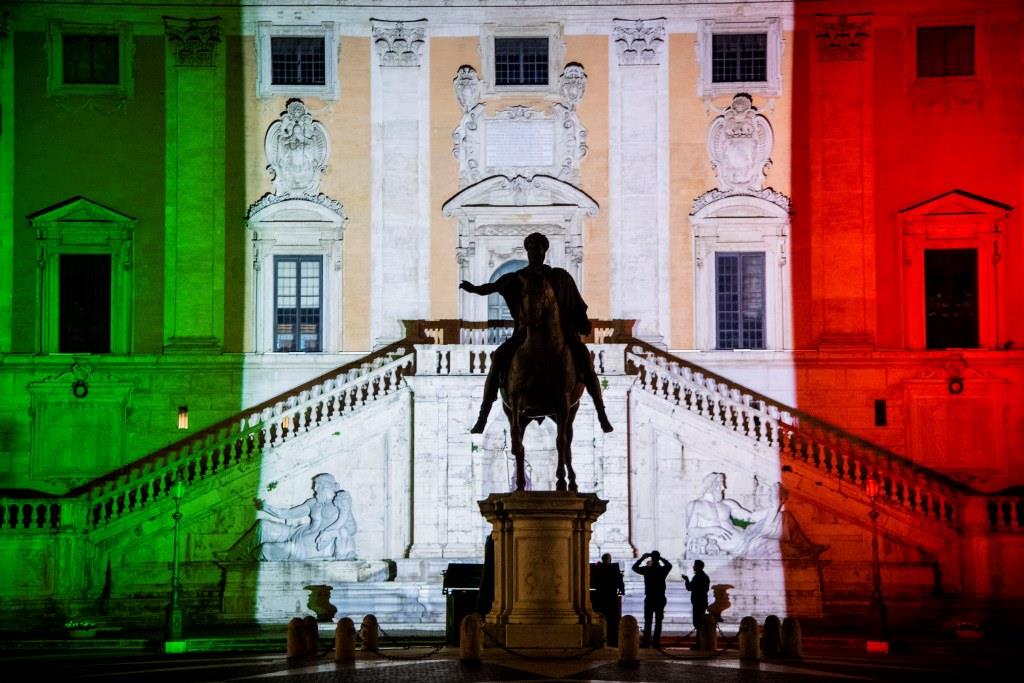 Roma, Campidoglio si illumina del tricolore: simbolo dell'Italia unita