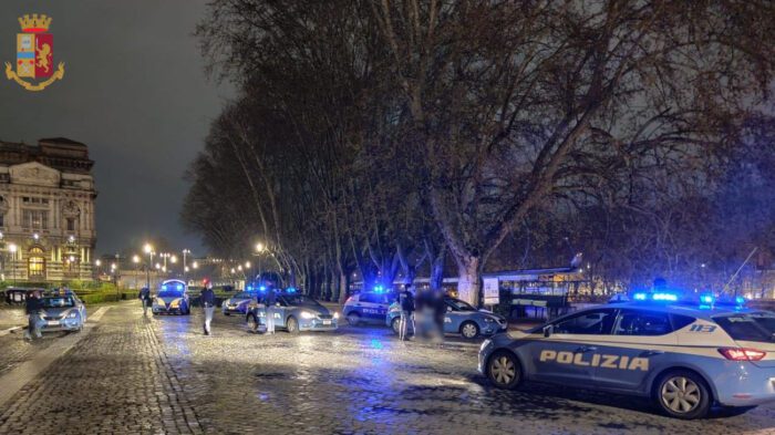 Borgo Prati gettarsi Tevere suicidio afferrato poliziotti