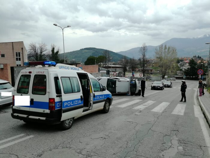 alatri incidente via madonna sanità macchina ribaltata