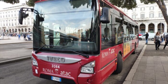 roma bimbo da solo sul bus atac