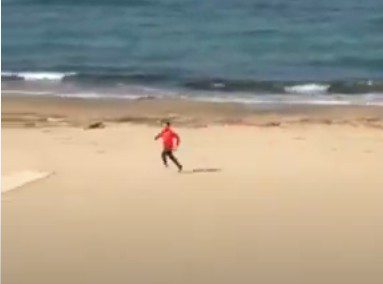 Virale il video del runner che semina un finanziere sulla spiaggia per evitare il controllo