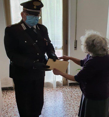 ferentino anziana commossa recapito domicilio pensione carabinieri
