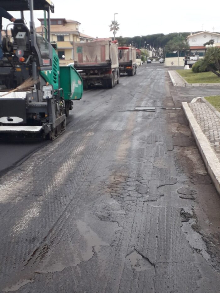 Anzio, lavori in corso per la sistemazione delle strade e per il potenziamento della pubblica illuminazione