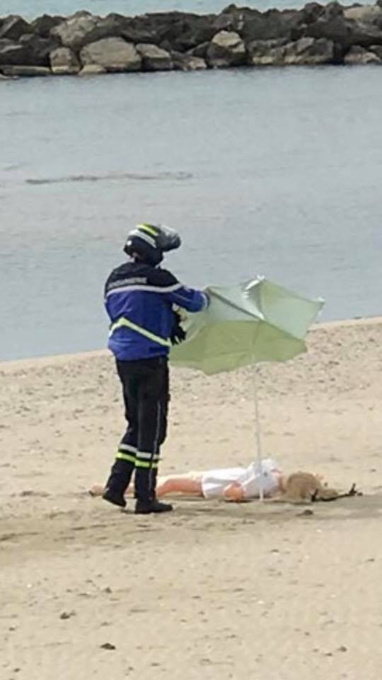 francia scherzo gendarmeria polizia francese bambola gonfiabile spiaggia