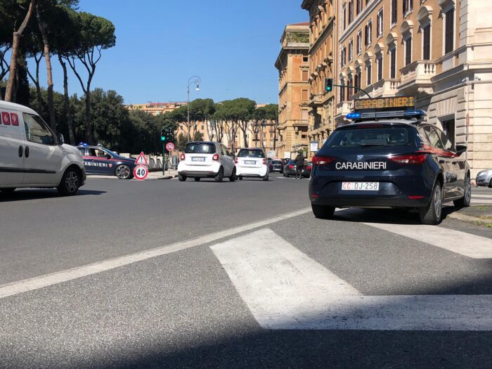 roma nomentano ladro scippa portafoglio inseguimento