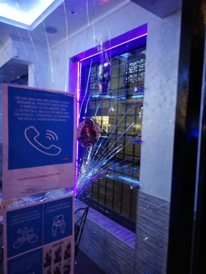 Roma, danneggia la vetrina di un bar sulla Palmiro Togliatti e inveisce contro i Carabinieri in complicità della... madre