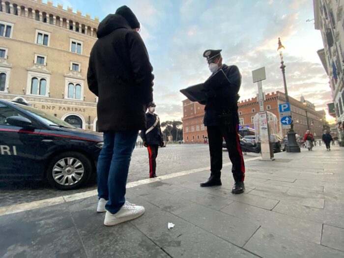 Cervaro, due persone con atteggiamento sospetto in auto: uno aveva già la patente revocata e la vettura era sprovvista di assicurazione