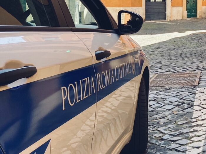 San Saba danneggia auto aggressione agenti