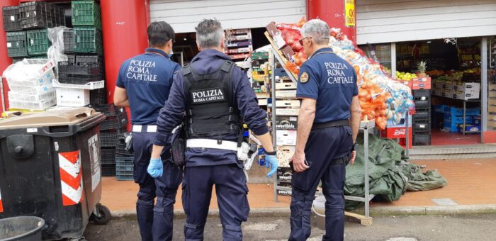 Roma, controlli al negozio di ortofrutta: pessime condizioni igienico sanitarie riscontrate e fungeva anche da dormitorio