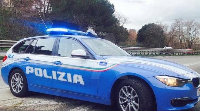 Roma passeggia GRA si lancia auto in transito