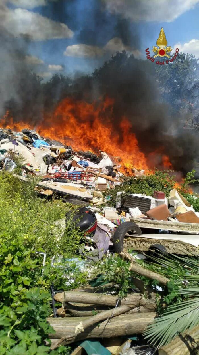 castel romano incendio materiali via de La Comunella