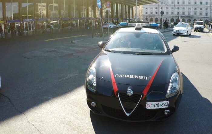 Termini, prende la bottiglia di birra e colpisce una persona per rubargli uno smartphone