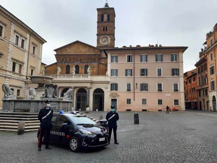 Roma, Trastevere. Minaccia passanti con un coltello e aggredisce i carabinieri intervenuti in via della Lungara