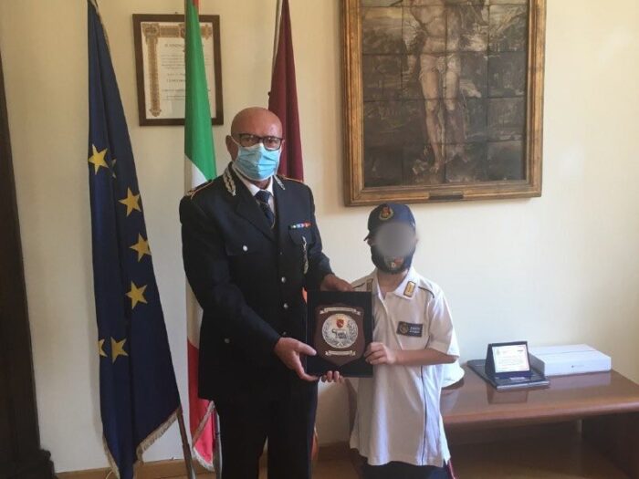 Roma, bambino di 10 anni aiuta la polizia locale a ritrovare veicoli rubati e viene premiato