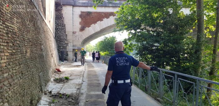 Roma, contrasto all'abbandono di rifiuti sul fiume Tevere e a sversamenti: posizionate le barriere protettive
