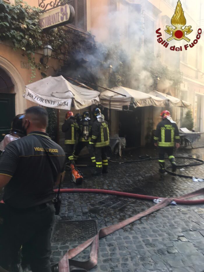 Roma, ristorante a fuoco in pieno Centro: vigili al lavoro per spegnere l'incendio
