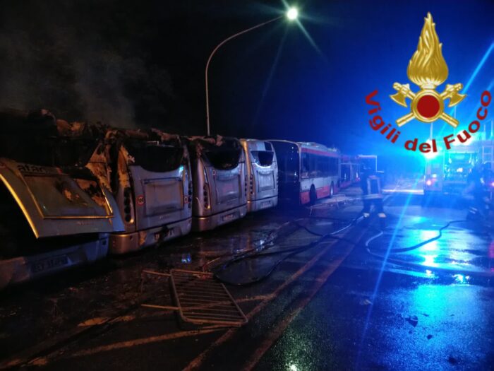 Magliana, incendio nel deposito Atac: coinvolti 7 autobus