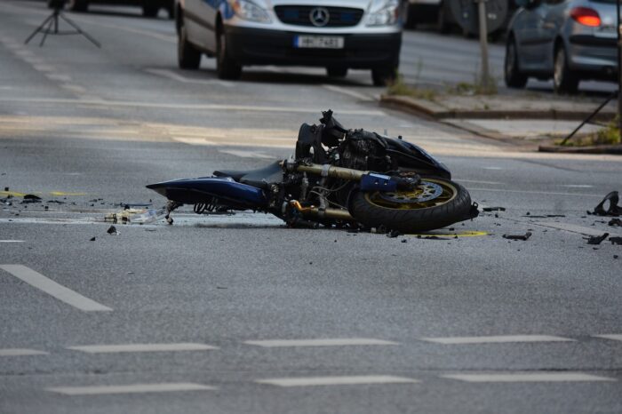 Roma, incidente mortale sulla Magliana: auto contro scooter, deceduto un uomo