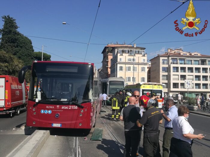 roma incidente autobus tram macchina via labicana