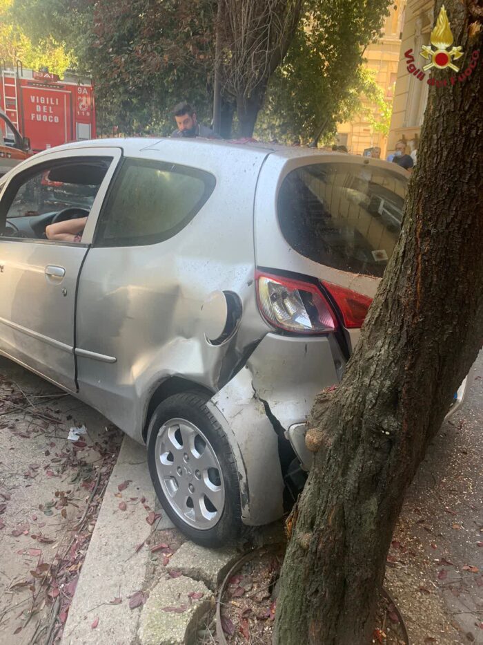 roma prati incidente retromarcia albero